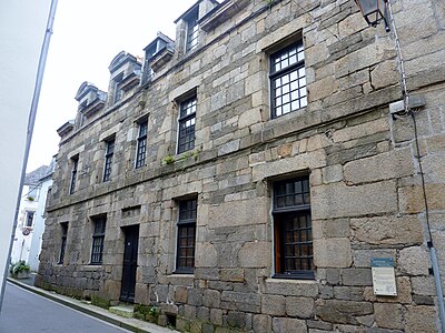 L'hôtel de Kermenguy (construit au XVIIe siècle par la famille Henry de Kermenguy).