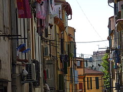 Rue dans un quartier populaire (entre la cathédrale et l'église Saint-Jacques).