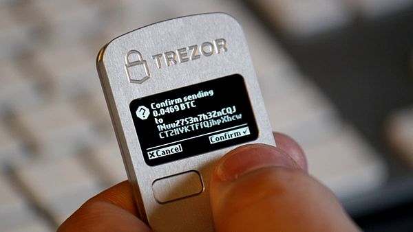 A hardware wallet which processes bitcoin transactions without exposing private keys