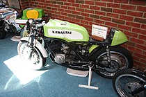 De eerste bedreiging voor de viertaktmotoren van MV Agusta kwam van omgebouwde straatmotoren, zoals deze Kawasaki H 1 R