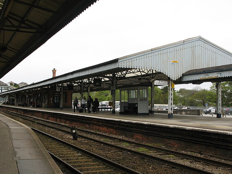 File:2009 at Truro station - platform 3.jpg