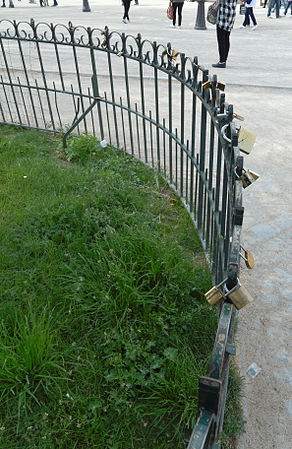 Cadenas d'amour à la Cathédrale Notre-Dame de Paris.