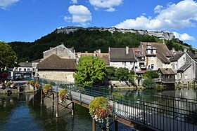 Die Courbet-Fußgängerbrücke.