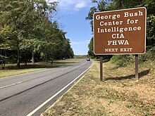 Fotografia de uma placa de trânsito indicando a entrada da sede da CIA.