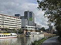 Die Stadtmitte am Fluss mit dem Schwimmschiff