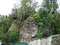 La barrière rocheuse à proximité de la digue de retenue des eaux de l'étang de Marcillé-Robert.