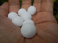 Boules De Naphtaline De Naphtalène Sur Fond Bleu. Banque D'Images