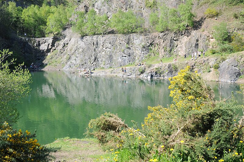 File:A Bank holiday weekend in Gullet Quarry - geograph.org.uk - 5768135.jpg