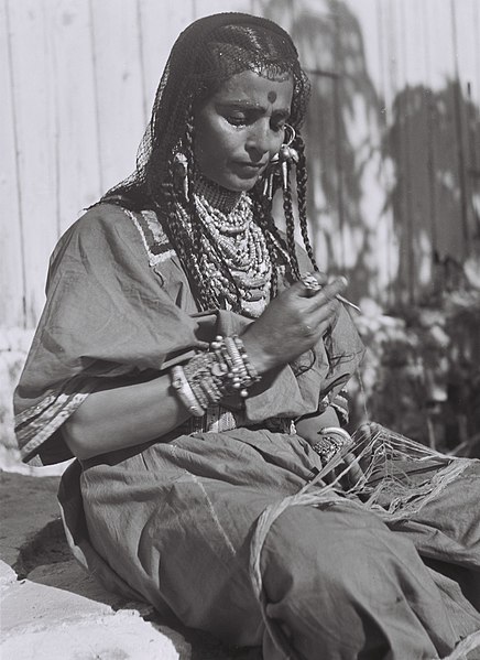 File:A YEMENITE HABANI WOMAN DOING HANDICRAFT. אשה תימניה חבנית עוסקת במלאכת יד.D826-092.jpg