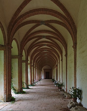 English: Cloister of the old abbey of Boulbonne (Cintegabelle, France). Français : Cloître de l'ancienne abbaye de Boulbonne (Cintegabelle, France).