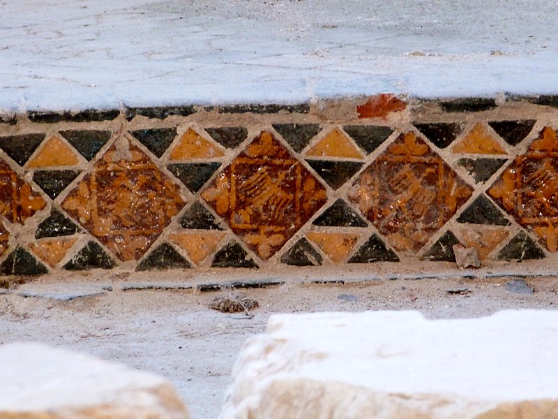 File:Abbaye de Marmoutier, fouilles archeologiques, détail céramique aigle.JPG