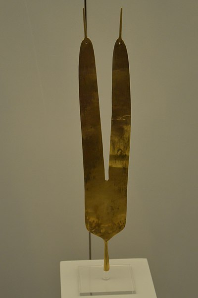 File:Adorno inca en forma de plumas. 1400-1600 d. C. Museo de América.jpg