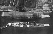 上空より撮影した三段甲板時代の空母「赤城」 下方は戦艦「長門」 1930年(昭和5年)の撮影
