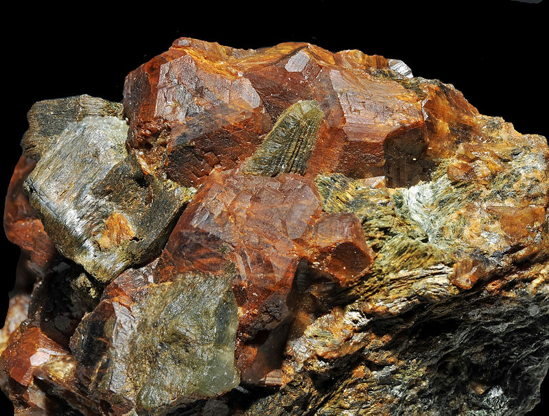 Almandin, actinolite 300-3-FS.jpeg