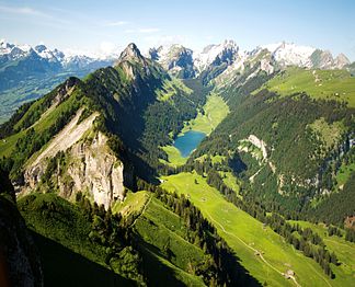 Blick vom Hohen Kasten in den Alpstein mit dem Säntis. Der markante Gipfel links vom Tal ist die Hüser.