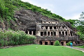 كهوف أوندافالي التي تمثل العمارة الهندية المنحوتة في الصخر