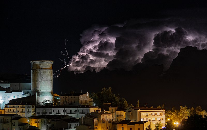 File:Anche i fulmini amano la Torre.jpg