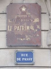 シェルノヴィズ通り (Rue Chernoviz) との角にあるパッシー通りと保険会社の古いプラーク (Ancienne plaque d'assurance donnant sur la rue de Passy - immeuble du 15 rue Chernoviz, Paris, 16e.)