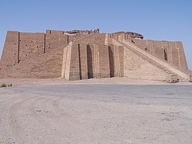 واجهة الزقورة وقد أعيد بناؤها، ويمكن رؤية بقايا هيكل الإمبراطورية البابلية الحديثة جاحظ في الأعلى.