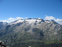 Vue de la face nord du massif de la Maladetta depuis la frontière franco-espagnole au pic de Sauvegarde. Le pic de la Maladeta est au centre et apparait plus haut que l'Aneto situé sur sa gauche en fond.