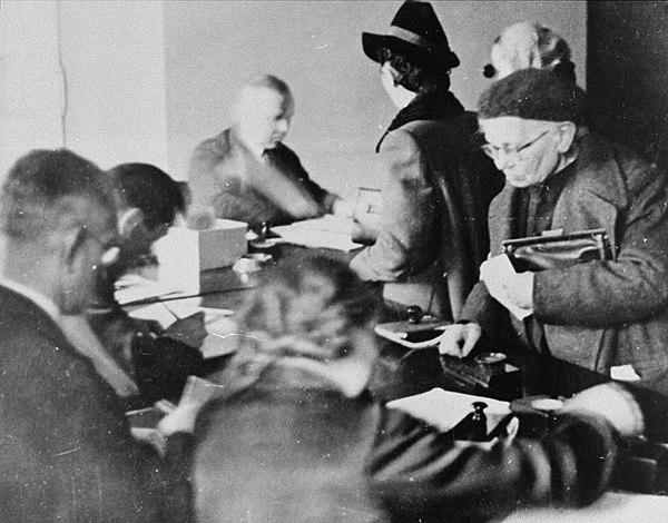 Applying for identification and work permits from Kraków Ghetto Jewish Council