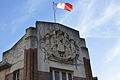 On retrouve les armoiries de la Belgique en haut de la façade du siège de la fondation.