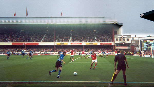 Arsenal and Sheffield Wednesday players in action, May 2000.