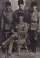アストラガン・カルパクを着用するムスタファ・ケマル(椅子に座っている)とオスマン軍将校、1918年。