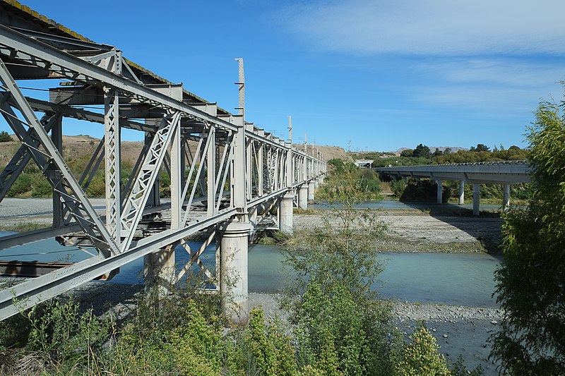 File:Awatere River rail bridge and road bridge.jpg