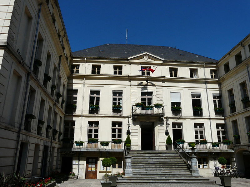 File:Bagnères-de-Luchon mairie.JPG