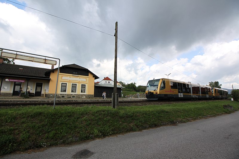 File:Bahnhof Emmersdorf an der Donau 02.jpg