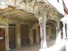 Bassoues Arcades des maisons à colombage.JPG