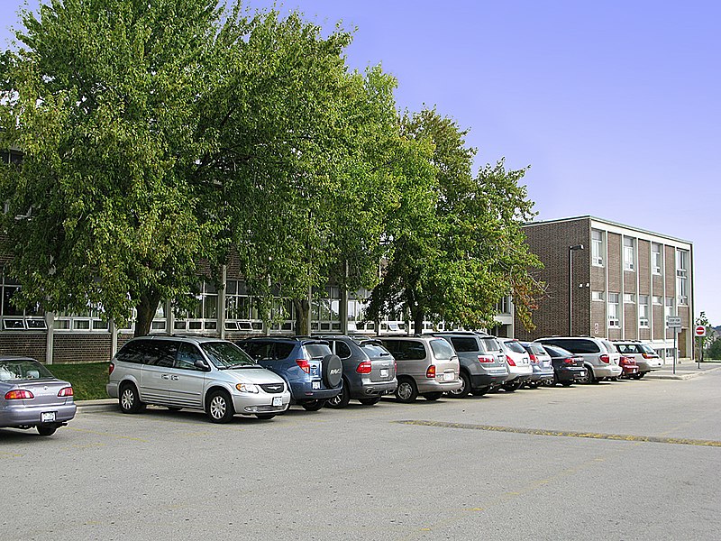 File:Bayview SS parking lot 3.jpg