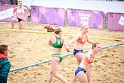 Deutsch: Beachhandball bei den Olympischen Jugendspielen 2018; Tag 6, 12. Oktober 2018; Mädchen, Hauptrundenspiel – Ungarn-Niederlande 2:1 English: Beach handball at the 2018 Summer Youth Olympics at 12 October 2018 – Girls Main Round – Hungary-Netherlands 2:1