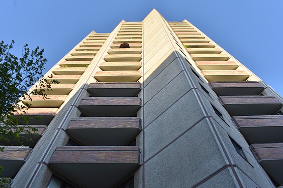 Hochhausfassade im Ernst-Thälmann-Park, Berlin