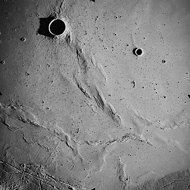 Part meridional de la Dorsa Lister (al centre), amb Bessel a la part superior esquerra (imatge de l'Apollo 17)