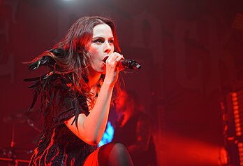 La chanteuse du groupe de metal symphonique allemand Beyond the Black, Jennifer Haben, lors d'un concert à Stuttgart, en avril 2024. (définition réelle 4 984 × 3 392)