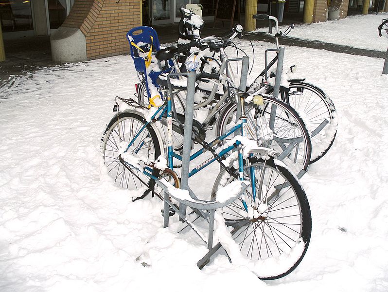 File:Bicycles in Amsterdam after heavy snow - 7.jpg