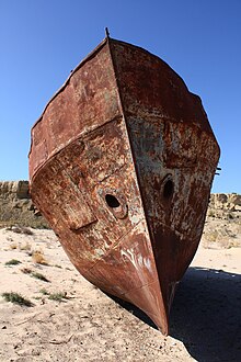 een vervallen boot in het droge gebied van het Aralmeer.