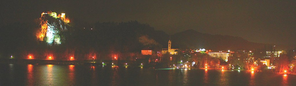 Bled mit Burg bei Nacht am Bleder See