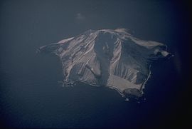 Bobrof Island und volcano.jpg