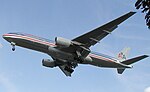Boeing 777-200 linii American Airlines lądujący na Heathrow