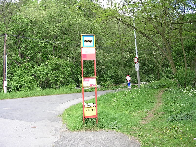 File:Bohnice, Zámky, autobusová zastávka.jpg