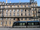 Tram der Linie B in der Nähe der Kathedrale Bordeaux