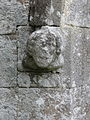 Chapelle Sainte-Cécile ː sculpture amortissant l'archivolte du portail ouest du transept méridional.