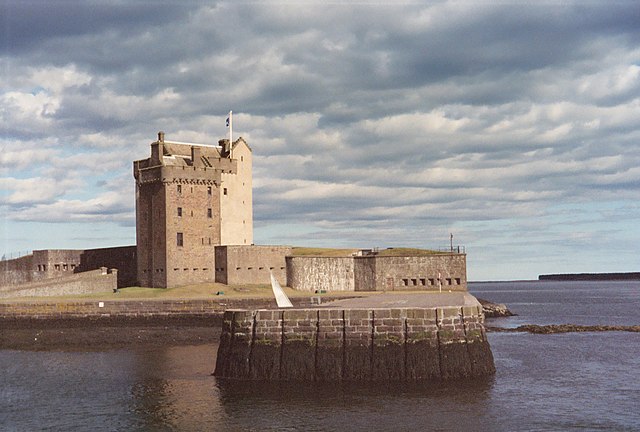 Broughty and the bank of river Tay