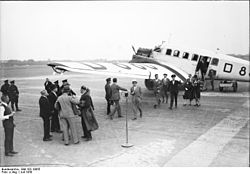 Bundesarchiv Bild 102-10055, Berlin, Max Schmeling auf dem Centralflughafen.jpg