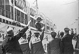 Romersk hilsen ble tatt i bruk av de italienske fascistene fra 1919. Bildet viser partilederen Benito Mussolini som hilses med utstrakte høyrearmer under et marinebesøk i Genova 1932. Foto: Deutsches Bundesarchiv