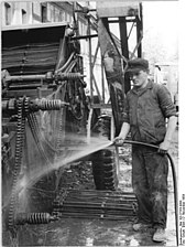 Reinigung einer Kartoffelerntemaschine in der MTS Martinskirchen (1955)