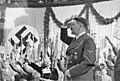 1943年1月、ベルリンスポーツ宮殿でナチス式敬礼に対して答礼するヒトラー